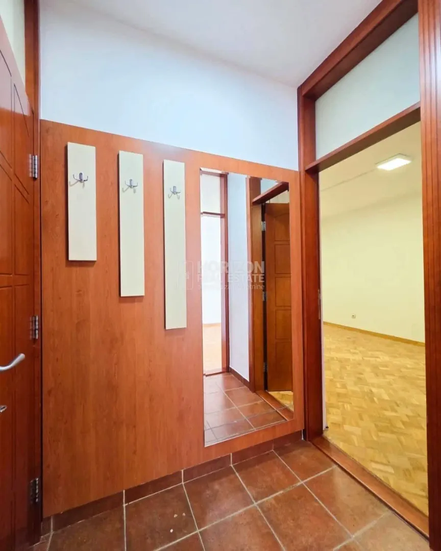 Rent, office space, 82m², Momišići, Podgorica