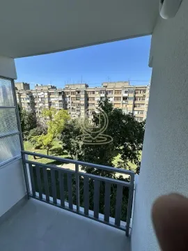 Pogled sa balkona na okolne zgrade i zelenilo. - image 2
