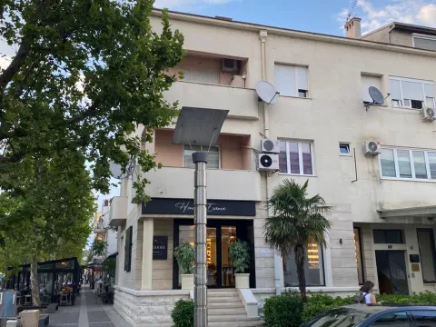 Izdavanje, dvosoban stan, 76m², Centar, Podgorica - image 10