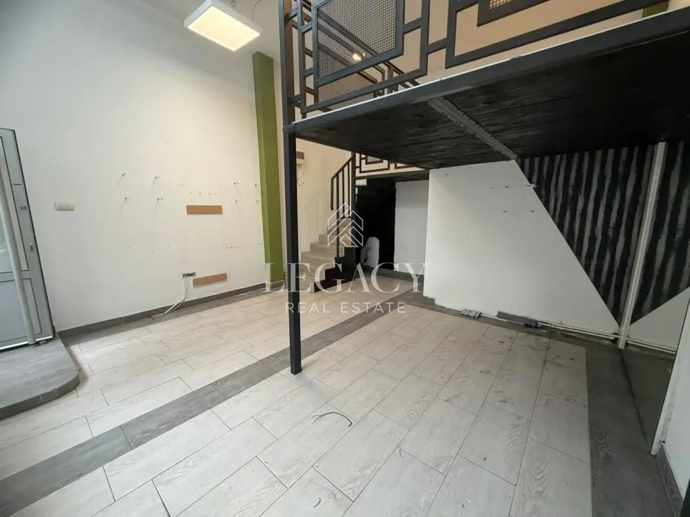 Izdavanje, poslovni prostor, 42m², Đeram Pijaca, Beograd