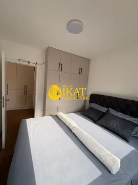 Furnished bedroom with a double bed and a fitted wardrobe. - image 4