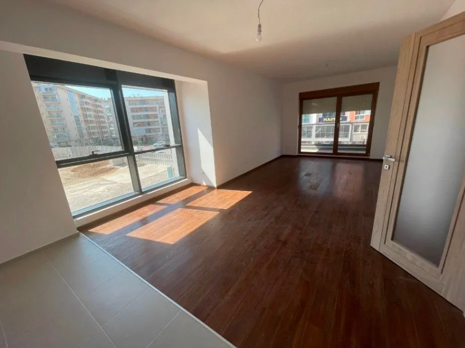 Izdavanje, poslovni prostor, 92m², Master Kvart, Podgorica