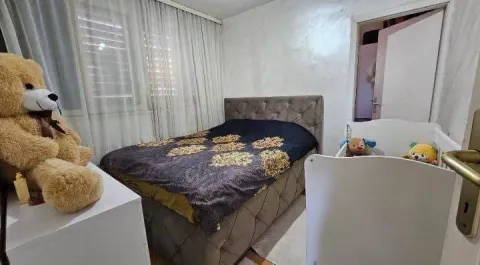 Dječja spavaća soba sa krevetom i krevetcem. - image 10