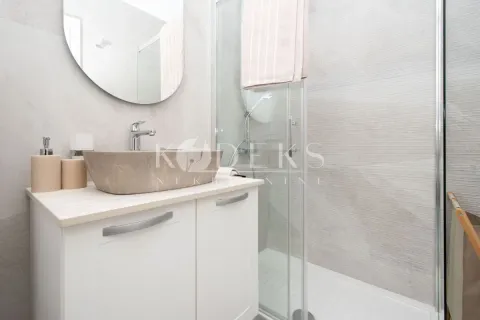 Savremeno opremljeno kupatilo sa umivaonikom i tuš kabinom. - image 7