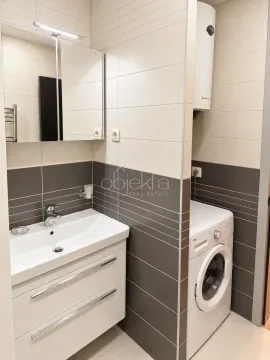 Bathroom with washbasin, mirror and washing machine. - image 9