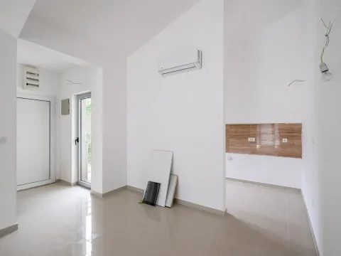 Sale, three bedroom apartment, 103m², Dobrota, Kotor - image 3