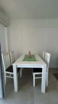 Trpezarijski sto sa bijelim stolicama u svijetloj prostoriji. - image 8
