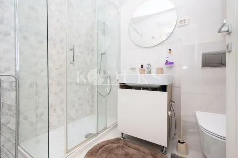 Savremeno opremljeno kupatilo sa tuš kabinom, umivaonikom i WC šoljom. - image 7