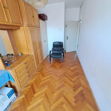 Namještena soba sa drvenim ormarima, parketom i foteljom. - image 10