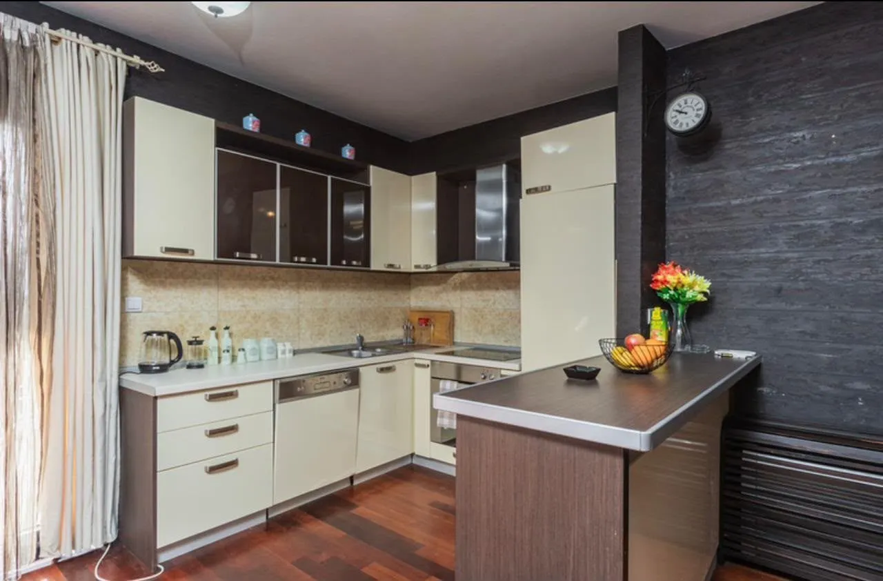 Izdavanje, trosoban stan, 170m², Dobrota, Kotor