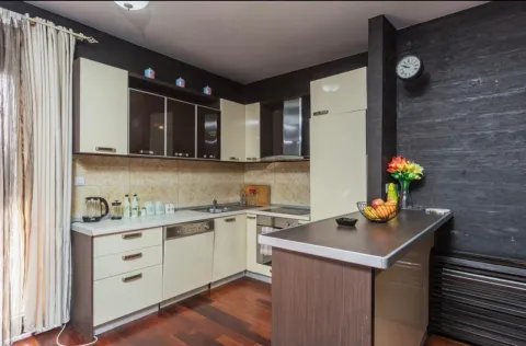 Izdavanje, trosoban stan, 170m², Dobrota, Kotor - image 4