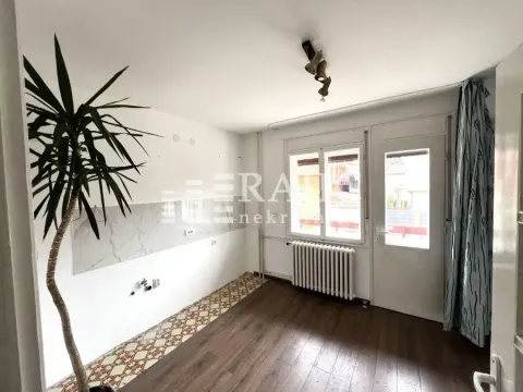 Prazna kuhinja sa laminatom i izlazom na terasu. - image 11