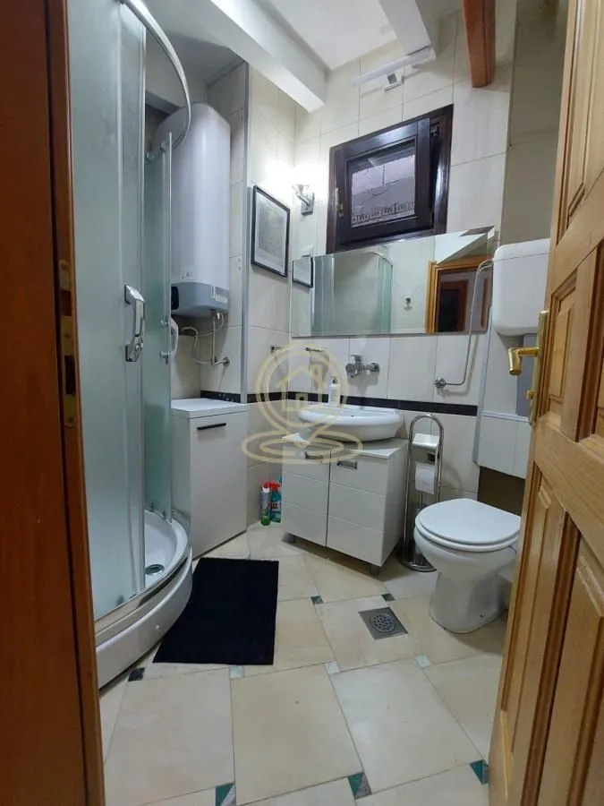Kupatilo opremljeno tuš kabinom, umivaonikom i WC šoljom.