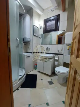 Kupatilo opremljeno tuš kabinom, umivaonikom i WC šoljom. - image 12