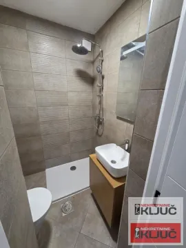 Manje kupatilo sa tuš kabinom, umivaonikom i wc šoljom. - image 11