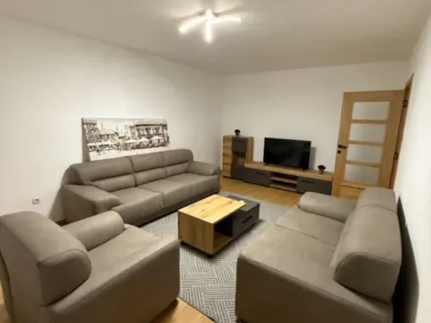 Izdavanje, dvosoban stan, 80m2, Cetinje Izdavanje, dvosoban stan, 80m2, Cetinje