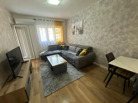 Uređeni dnevni boravak sa ugaonom garniturom i trpezarijskim stolom. - image 7