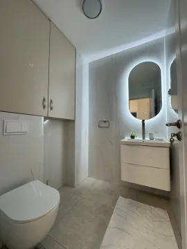 Moderne kupatilo sa umivaonikom, ogledalom sa pozadinskim osvjetljenjem i toaletom. - image 13