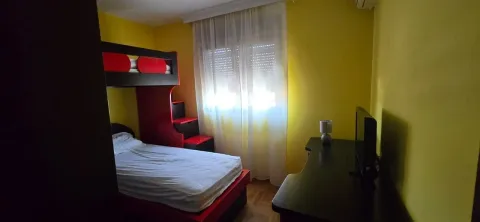 Dječija soba sa krevetom na sprat i komodom sa televizorom. - image 5