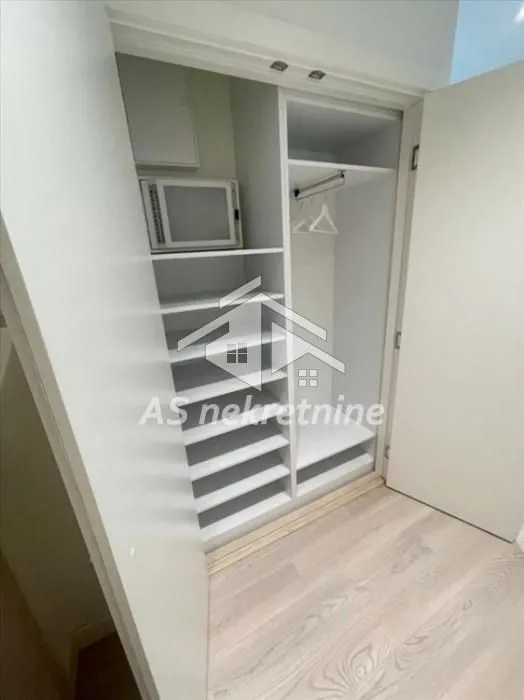 Izdavanje, četvorosoban stan, 111m², Savski Venac, Beograd