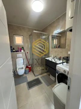 Moderno opremljeno kupatilo sa tuš kabinom i veš mašinom. - image 7