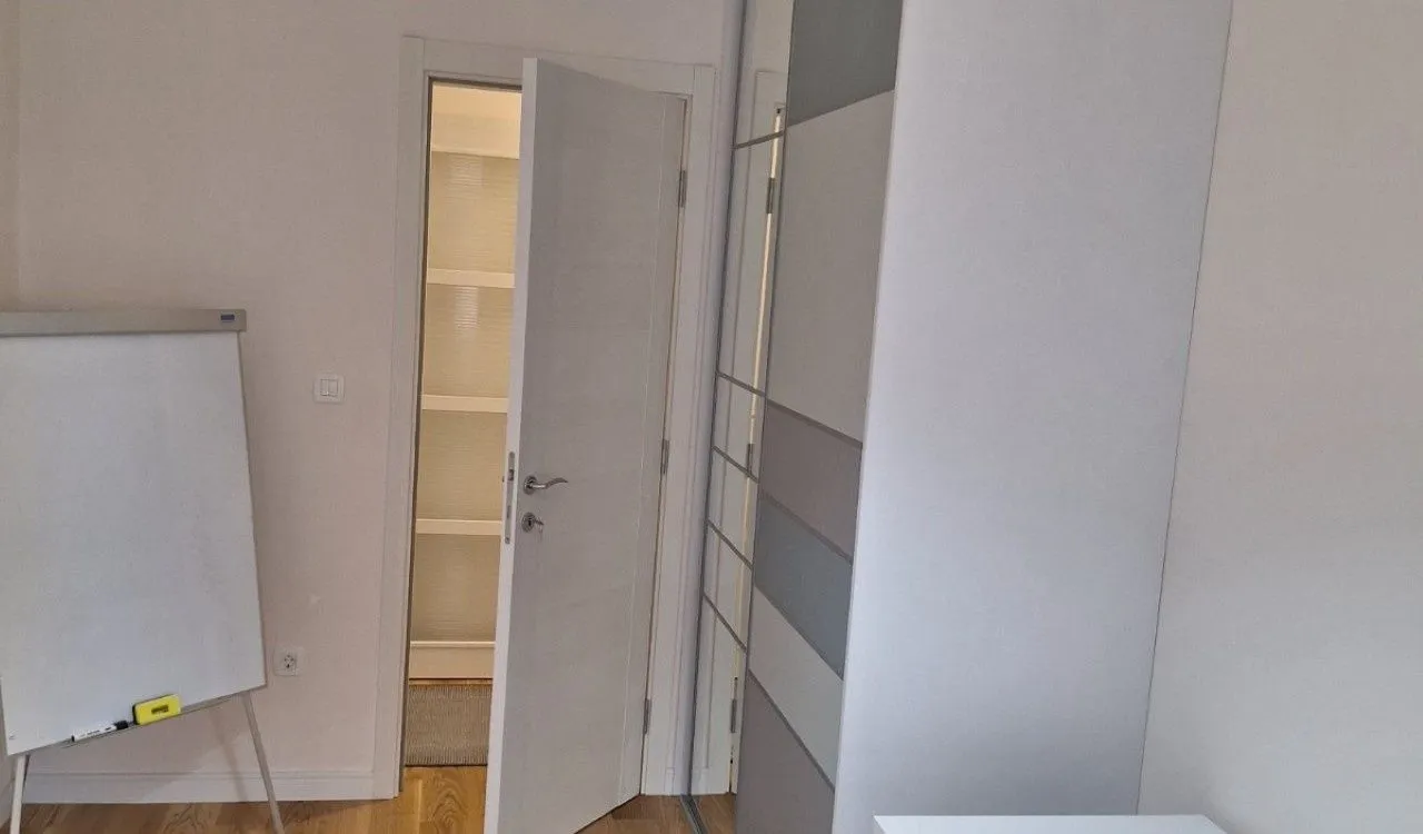 Izdavanje, trosoban stan, 94m², Central Point, Podgorica