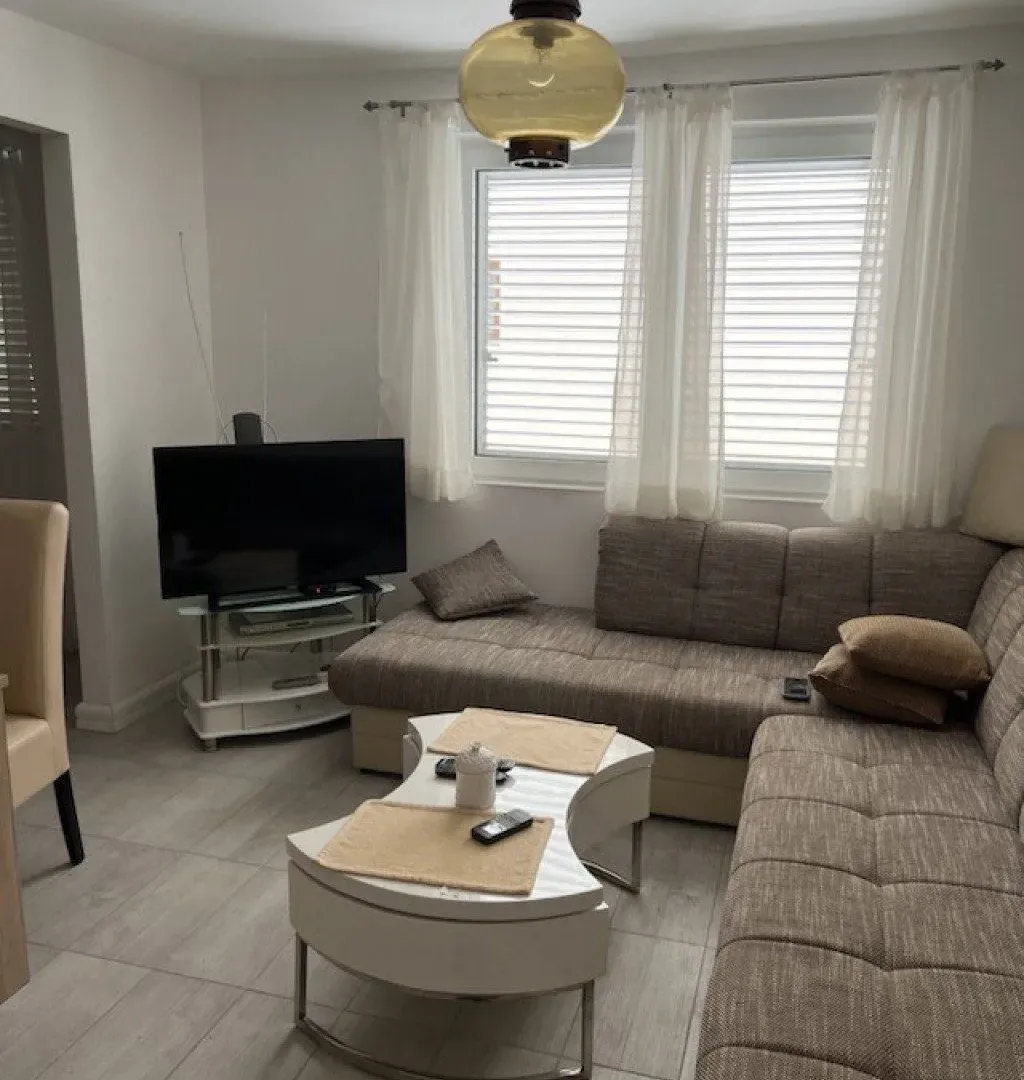 Izdavanje, jednosoban stan, 35m², Risan, Kotor