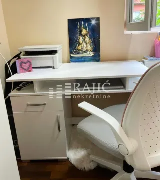 Radni sto sa stolicom u dečjoj sobi. - image 7