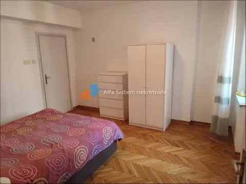 Nameštena spavaća soba sa bračnim krevetom, ormanom i komodom. - image 9