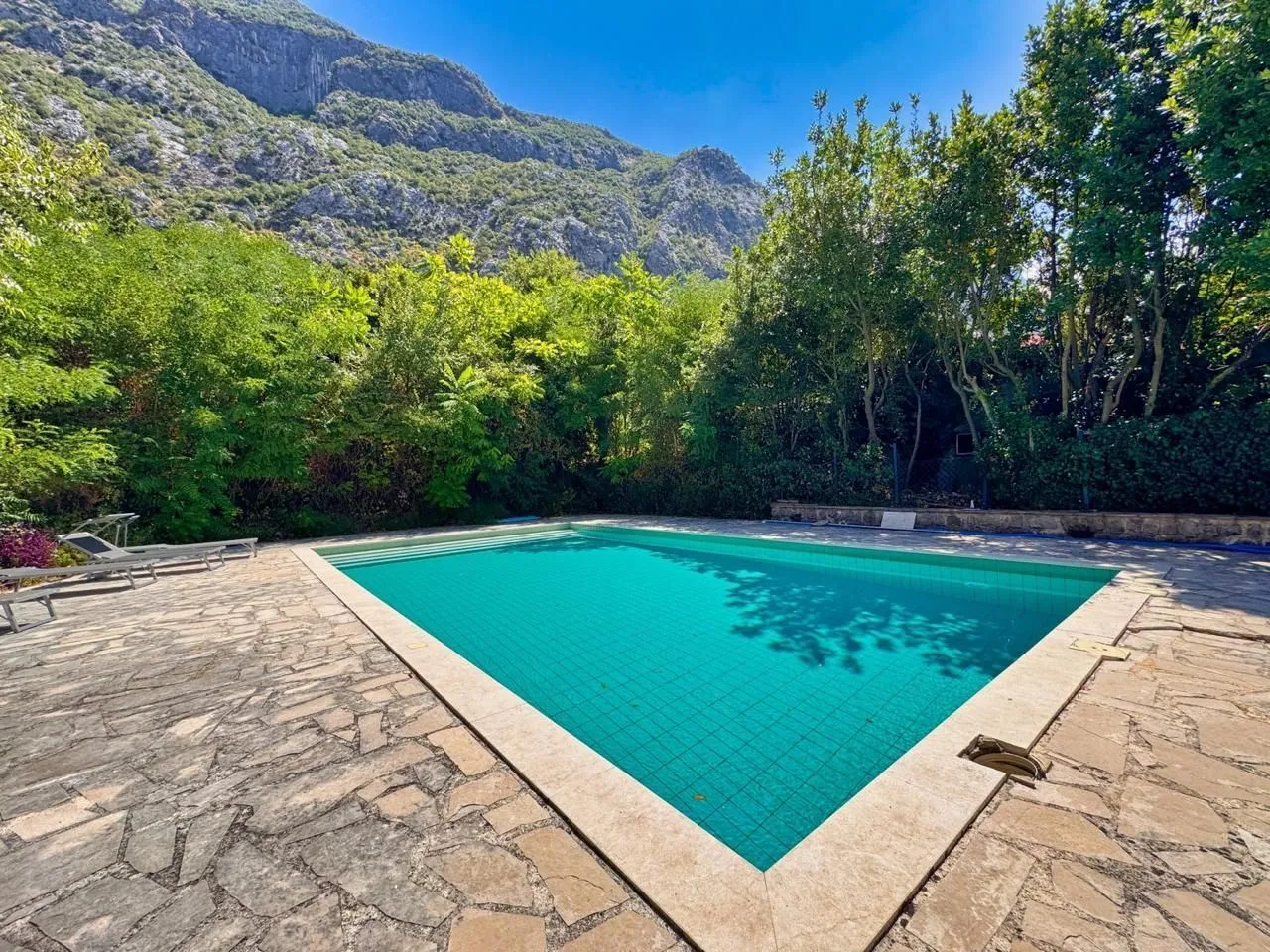 Prodaja, dvosoban stan, 82m², Dobrota, Kotor