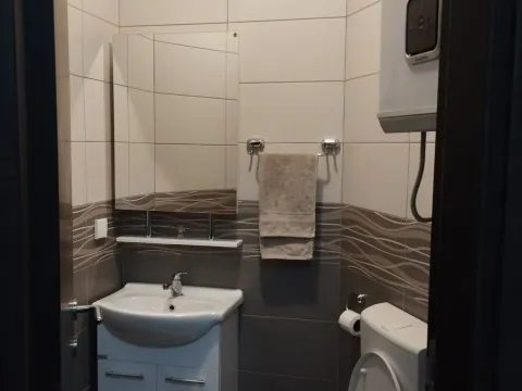 Izdavanje, dvosoban stan, 77m², Centar, Tivat - image 4