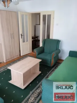 Dnevna soba sa garniturom za sedenje, stočićem i ormarom. - image 6