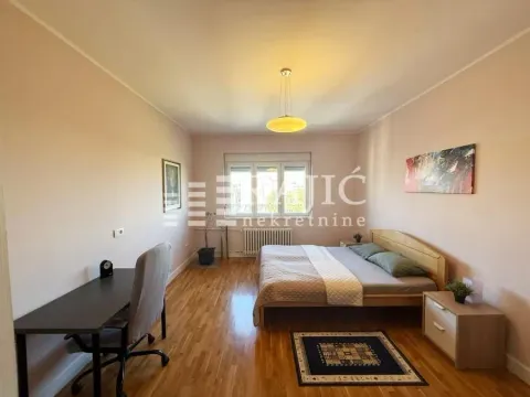 Spacious bedroom with a double bed and a desk. - image 7