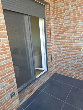 Pogled na popločanu terasu sa ulazom u stan. - image 3