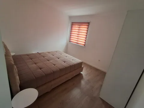 Namještena spavaća soba sa bračnim krevetom i prozorom. - image 6