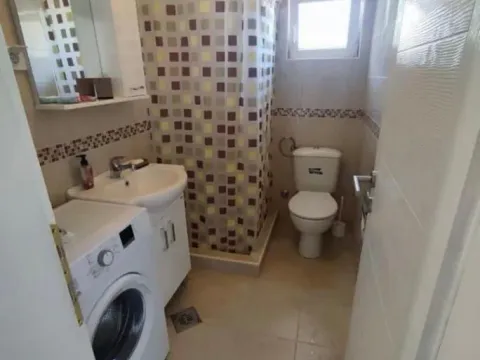 Izdavanje, dvosoban stan, 80m², Škaljari, Kotor - image 2