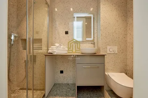 Moderne kupatilo obloženo keramikom sa tuš kabinom i umivaonikom. - image 14