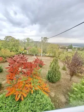 Pogled sa terase na dvorište puno zelenila i prirodu u daljini. - image 5