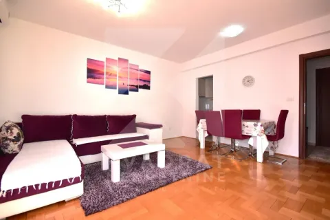 Dnevna soba sa garniturom, stočićem i trpezarijskim delom u pozadini. - image 3
