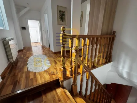 Izdavanje, trosoban stan, 144m², Kosančićev Venac, Beograd - image 16