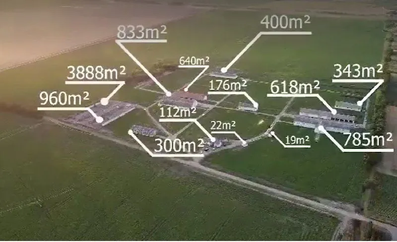 Pogled iz vazduha na poljoprivredno imanje sa objektima i oznakama površina parcela.