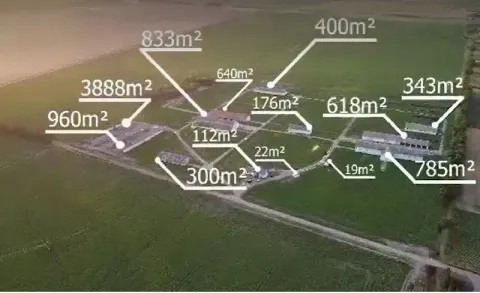 Pogled iz vazduha na poljoprivredno imanje sa objektima i oznakama površina parcela. - image 3