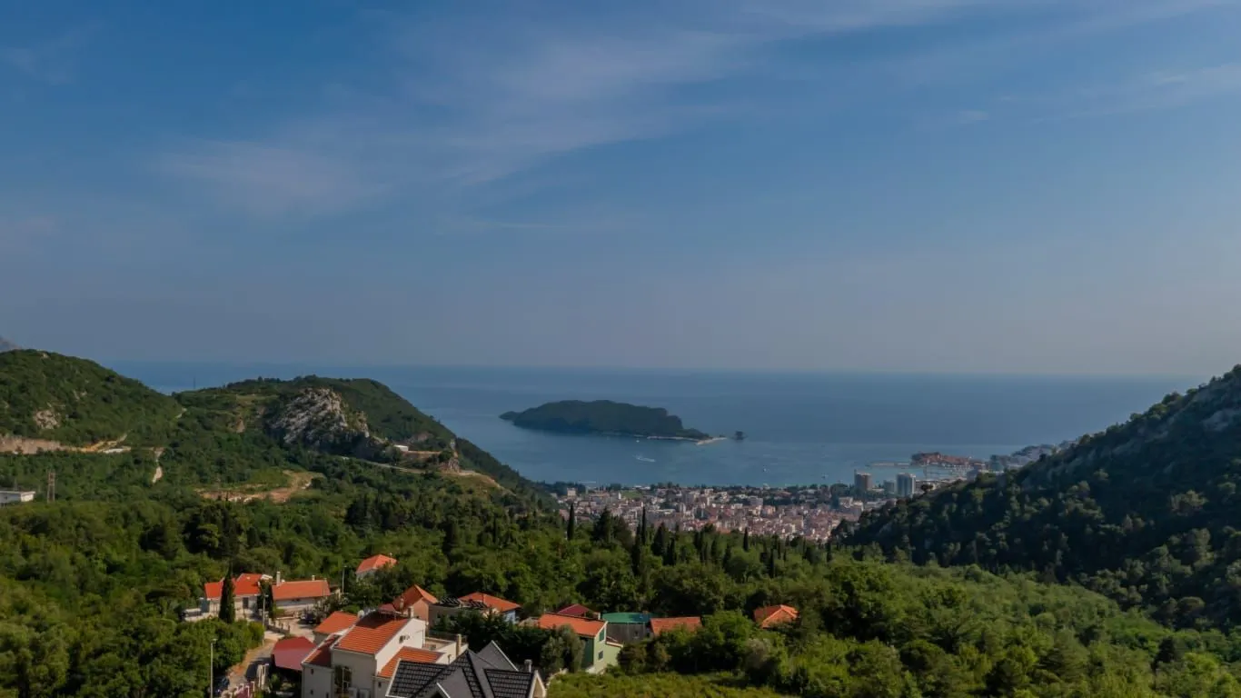 Izdavanje, kuća, 300m², Markovići, Budva