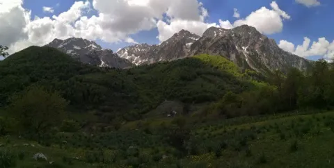 Pogled na planinski pejzaž i šumu u okolini nekretnine. - image 3