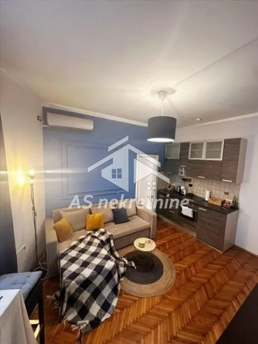Izdavanje, stan, 40m², Kosančićev Venac, Beograd