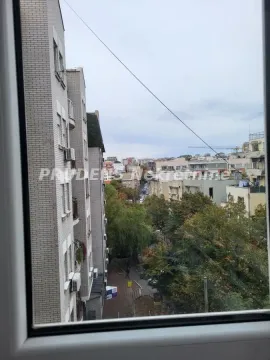 Pogled kroz prozor na gradsku ulicu i susedne zgrade. - image 20