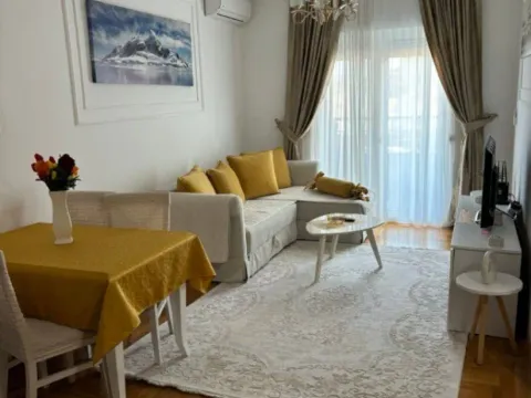 Izdavanje, jednosoban stan, 41m², Centar, Budva - image 1