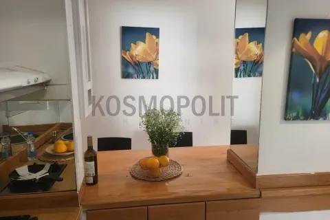 Manja kuhinja sa drvenim elementima i trpezarijskim stolom. - image 12