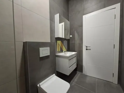 Moderno opremljeno kupatilo sa tuš kabinom, umivaonikom i WC šoljom. - image 6