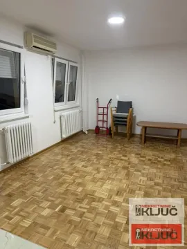 Prazna soba sa parketom na podu i belim zidovima. - image 2